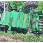 <p><b>Sabirabadda kombayn körpüdən kanala aşıb, sürücü ölüb&nbsp;</b></p>