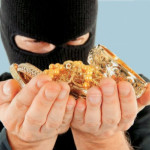 <p><b>Bakıda usta işlədiyi evdən 10 min manatlıq qızıl oğurlayıb&nbsp;</b></p>