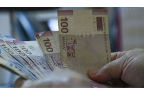 <p><b>Bayrama görə bu şəxslərə 450 manat AYRILDI&nbsp;</b></p>