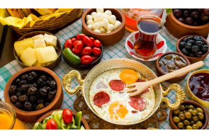 <p>Səhər yeməyində bu xətanı hamı edir: Metabolizmi zəiflədən ən zərərli vərdiş</p>