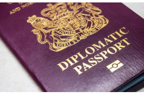 <p>Diplomatik pasportun imtiyazları: Toxunulmazlıq harada və necə bitir?</p>