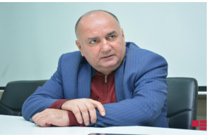 <p><b>Sivilizasiyaya pəncərədən baxan zahid -<font color="#ff0000"> Fəxri Uğurlu&nbsp;</font></b></p>