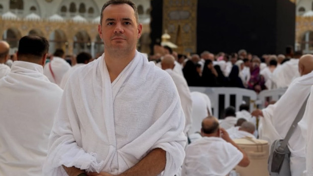 <p><b>İş adamı Həcc ziyarətinə getdi -<font color="#ff0000">FOTOLAR</font></b></p>