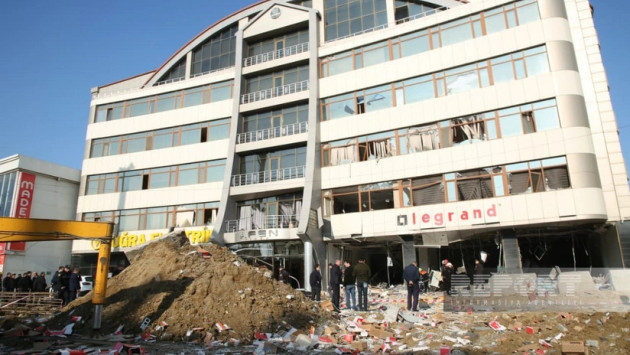 <p><b><font color="#ff0000">FHN:</font> Bakıda partlayış baş verən ərazidən 7 nəfər xilas edilib</b></p>