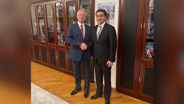 <p><b>Hikmət Hacıyev Mixail Qaluzinlə regional və beynəlxalq məsələləri müzakirə edib&nbsp;</b></p>