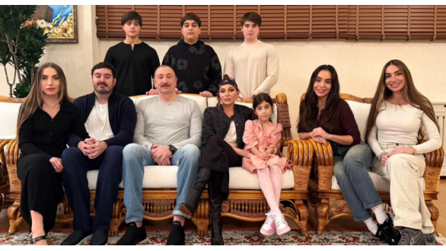 <p><b>Prezidentin ad günündən ailə -<font color="#ff0000"> Fotosu </font></b></p>