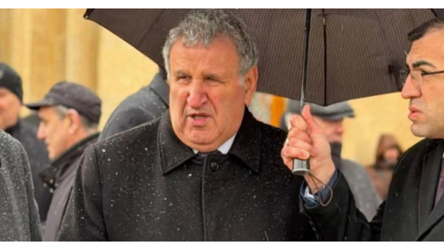 <p><b><font color="#ff0000">İsa Həbibbəyli çətirtutanı işdən qovub?&nbsp;&nbsp;</font></b></p>