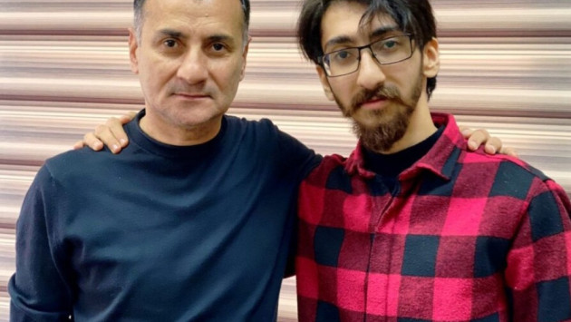 <p><b>Mirşahin Ağayev jurnalist oğlundan danışdı: <font color="#ff0000">“Qarışıq, amma istedadlıdır”  </font></b></p>