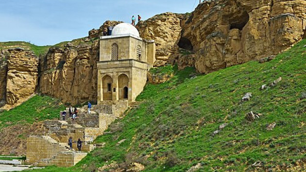 <p><b>“Diri Baba” türbəsində kim dəfn olunub?&nbsp;&nbsp;</b></p>
