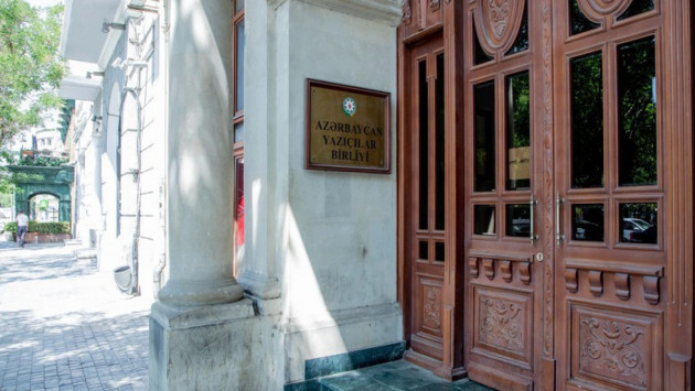 <p><b>Otuza yaxın şair-yazıçı AYB-dən çıxarılıb&nbsp;</b></p>