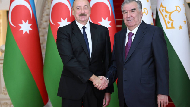 <p><b>Emoməli Rəhmon Prezident İlham Əliyevi təbrik edib&nbsp;</b></p>