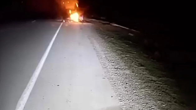 <p><b>Salyanda yanan avtomobili söndürmək istəyən şəxsləri maşın vurub, ölən və xəsarət alan var&nbsp;</b></p>