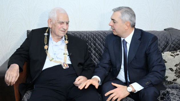 <p><b>"Nəriman Həsənzadənin Heydər Əliyev ordeni ilə təltif edilməsi təsadüfi hadisə deyil" - <font color="#ff0000">Sayman Aruz</font></b></p>