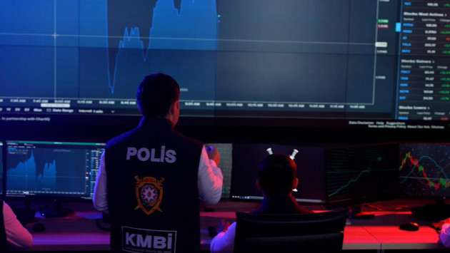 <p><b>Tələbələrin fotolarını yayan şəxsi KMBİ saxladı&nbsp;</b></p>