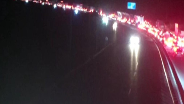 <p><b>Bakı dairəvi yolunda avtomobil yanıb, Sumqayıt istiqamətində sıxlıq yaranıb&nbsp;</b></p>