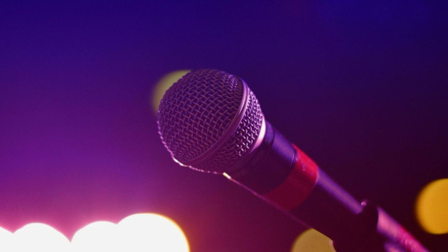 <p><b>Məşhur mahnıların sözlərinin müəllifi prokuror imiş...&nbsp;&nbsp;</b></p>