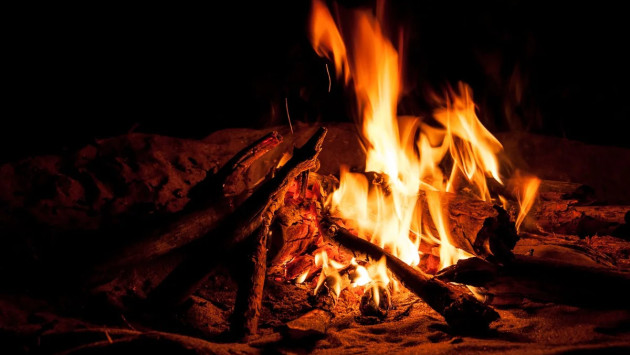 <p><b>Sumqayıtda tonqal yandırılan zaman partlayış baş verib, 10 nəfər xəsarət alıb</b></p>