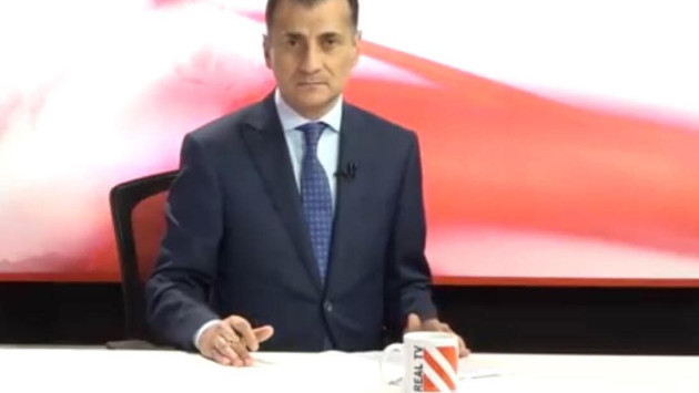 <p>Hamıya doğru, özünə yalan danışan     NURANİ</p>