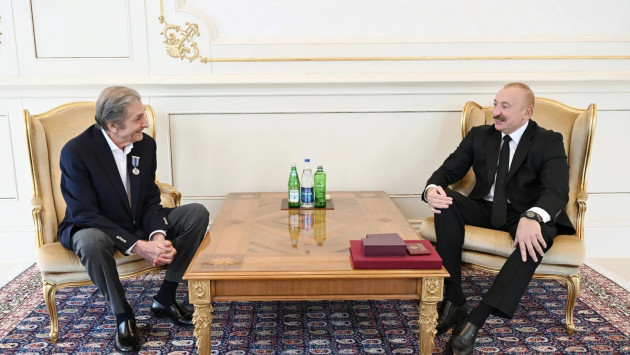 <p><b>Prezident İlham Əliyev Fərhad Xəlilova “İstiqlal” ordenini təqdim edib </b></p>